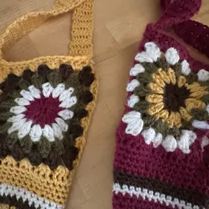 Stanley Cup Crossbody Sling - Yellow & Burgundy with Floral Design, Adjustable Straps, Versatile Casual Accessory