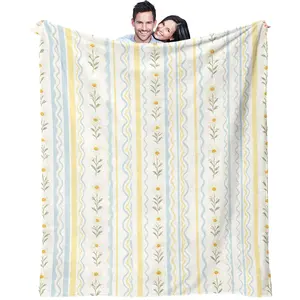 Forest-style fresh daisy striped flannel blanket, high-density fabric keeps you warm and comfortable, skin-friendly and breathable, colorfast and machine washable, suitable for bedroom and sofa.