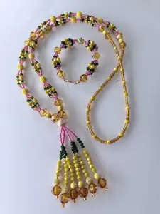 Este collar, en tonos dorados y vibrantes, es un símbolo de alegría, feminidad y bendiciones infinitas. Cada pieza  es elaborada a mano, conectando con la energía ancestral para brindarte protección, amor propio y abundancia en tu camino.”