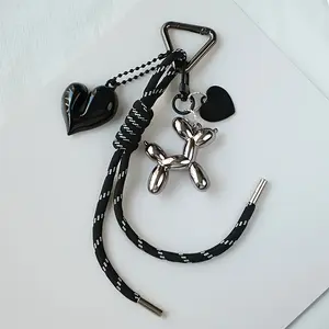 A creative DIY key chain, black and silver are suitable for bloggers, with matching car key chains, heart-shaped and puppy pendants, closet bag pendants, and a pair of hand-woven pendant bags. Handmade Keychain