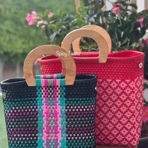 Bolsa con asa de madera- chicas/ Small Handwoven bag with wooden handles