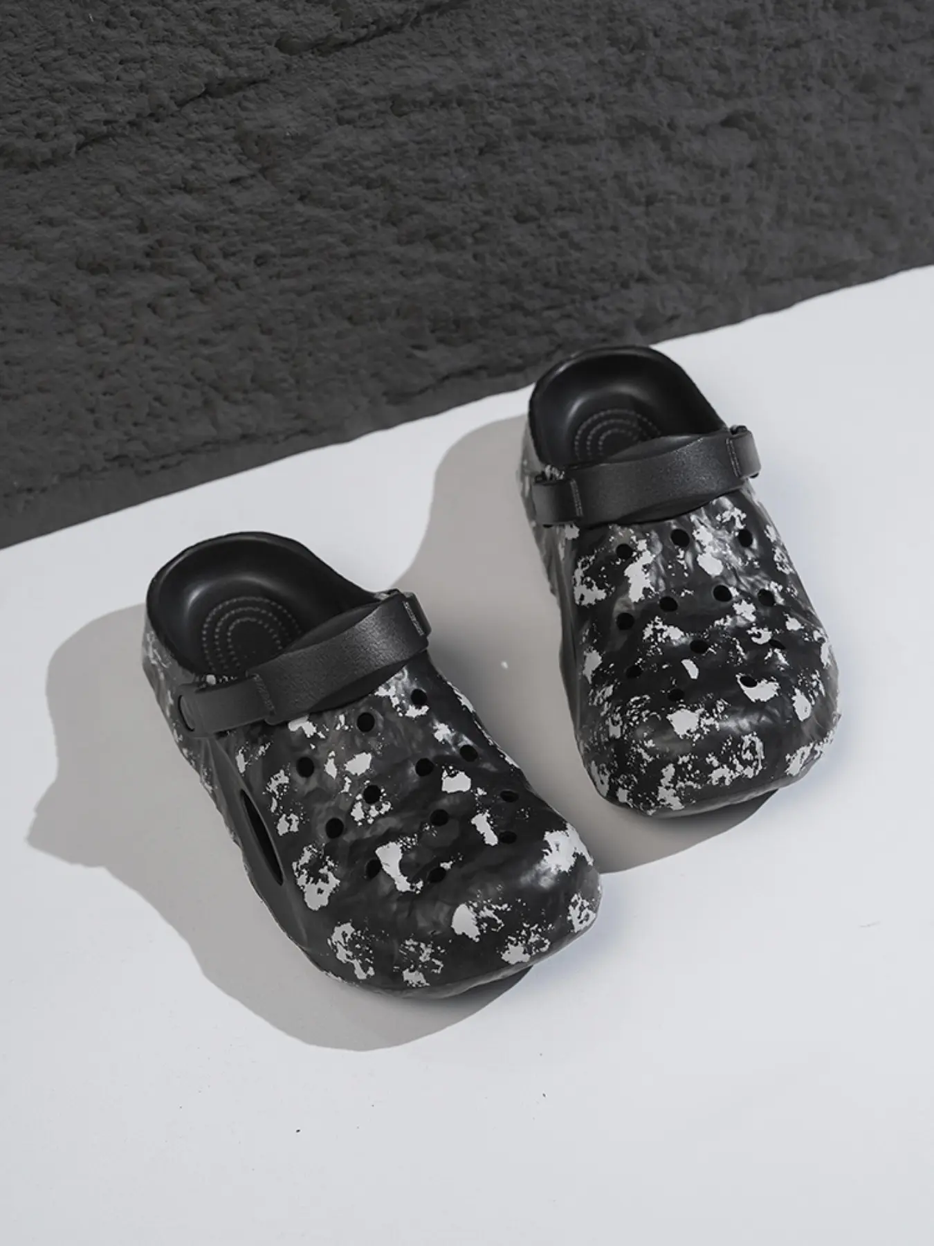 2026 Summer Men's Casual Camouflage Clogs, Irregular Random Print Design, Lightweight & Non-slip, Suitable for Home, Outdoor and Beach Wear