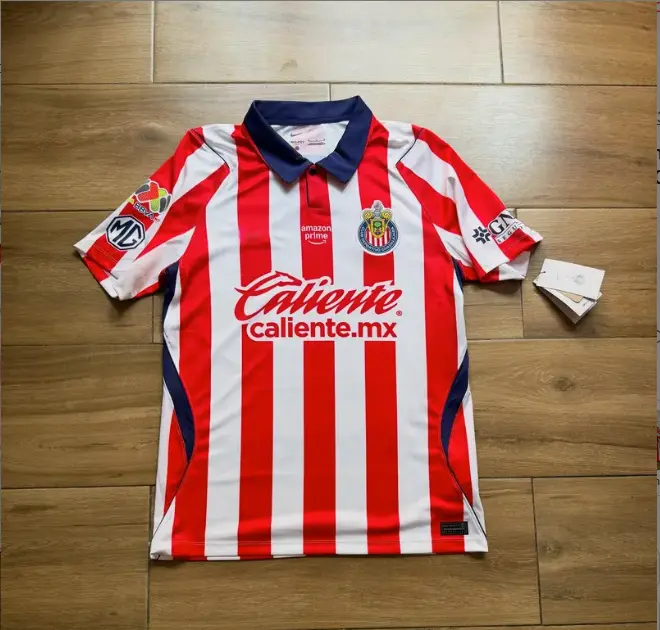 Alvarado, Hormiga, Sandoval Chivas de Guadalajara 2026-27 home jersey with full logo, men's football shirt.