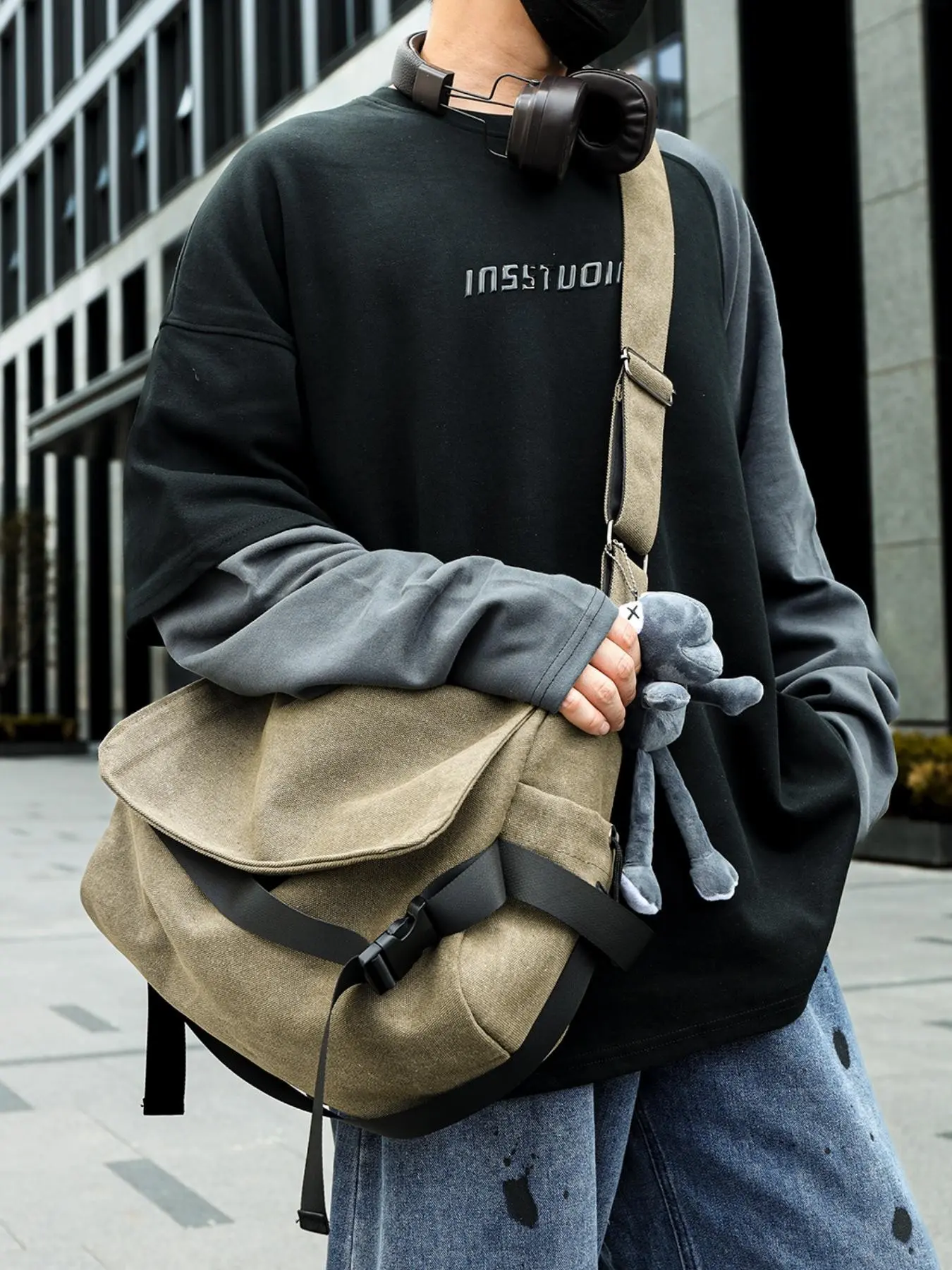 2026 New Men's Frog Pendant Crossbody Bag, Unisex Large Capacity Shoulder Backpack, Daily Commute Office Bag, Commuter Bag with Frog Pendant