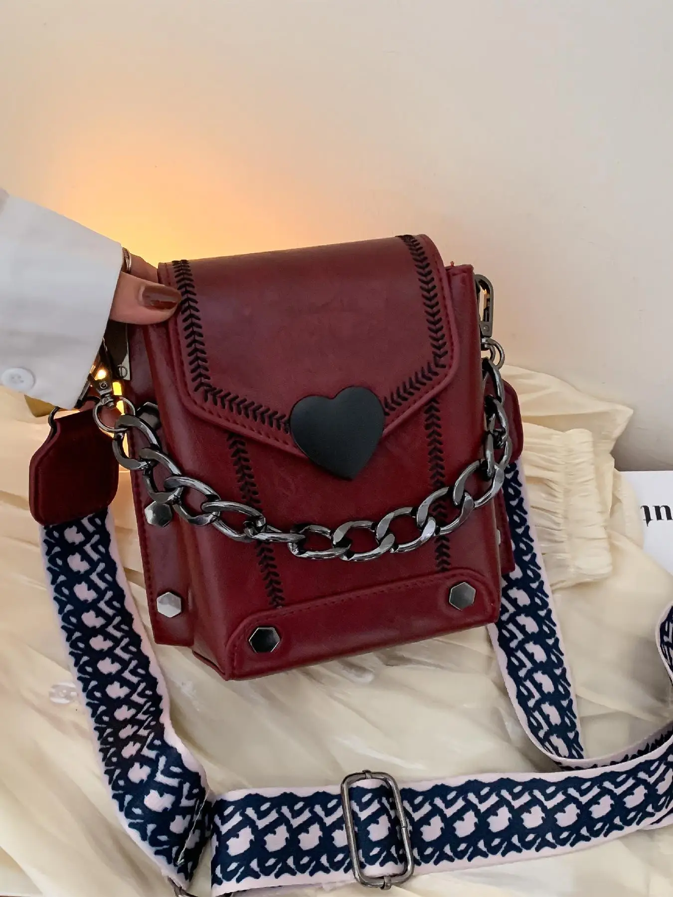 Fashion Chain Decorated Heart Decor Crossbody Bag Women, Simple Vintage Flap Shoulder Bag for Women, Casual Trendy Versatile High-quality Daily Commut