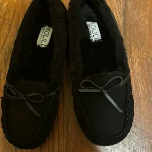 KOLLI Shoes Kolli - Black Faux Fur Lined Moccasins with Bow Detail for Cozy Comfort