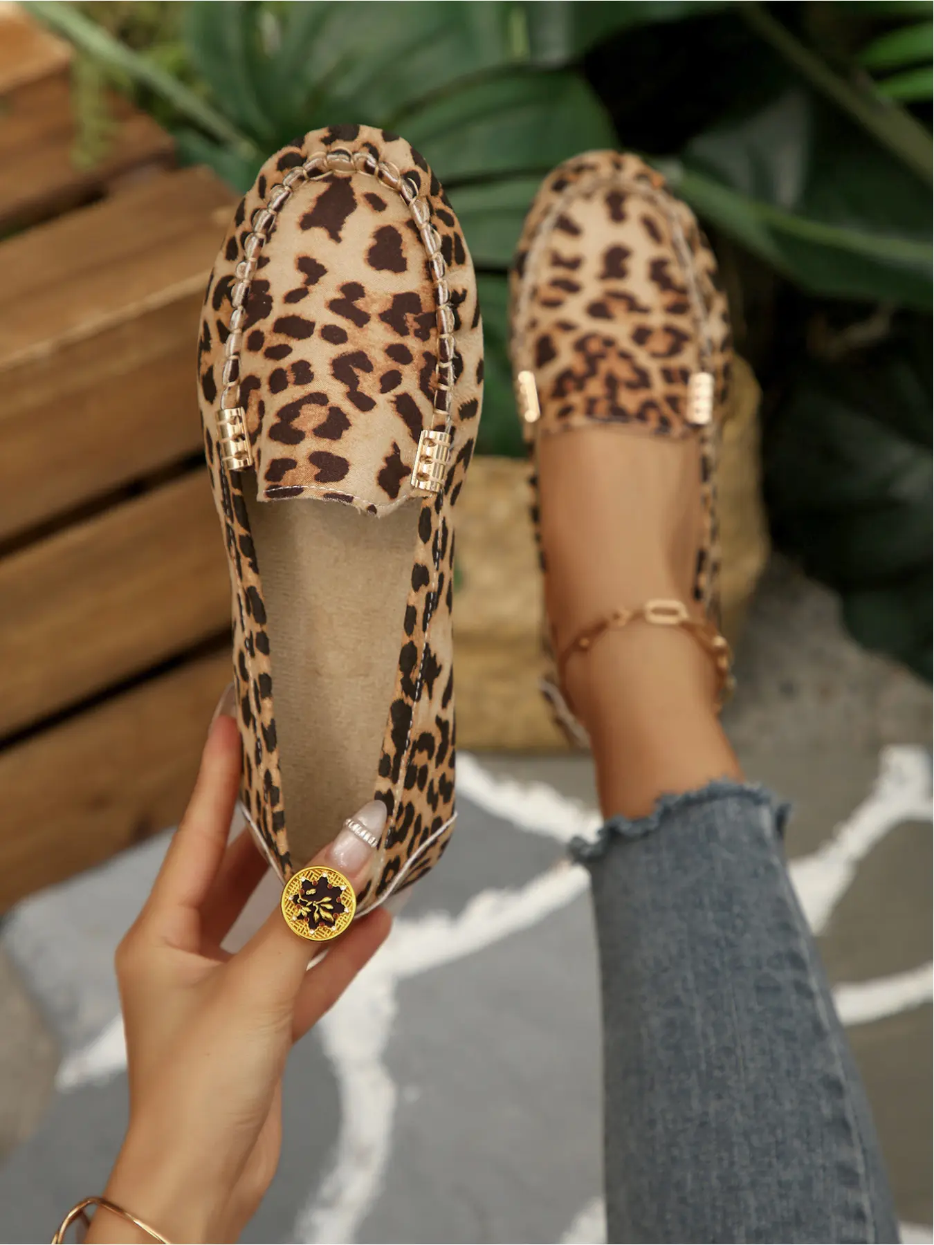 New large-size women's round-toe flat slip-on shoes with metal buckle decoration, stylish, simple, comfortable, lightweight, and suitable for everyday wear, Casual Flats