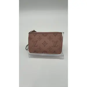 Pre-owned Louis Vuitton Leather Luxury Bags & Accessories Mahina Key Pouch, Pink Date Code: MCCHP05152606. Entrupy ID: YG7K4YV.