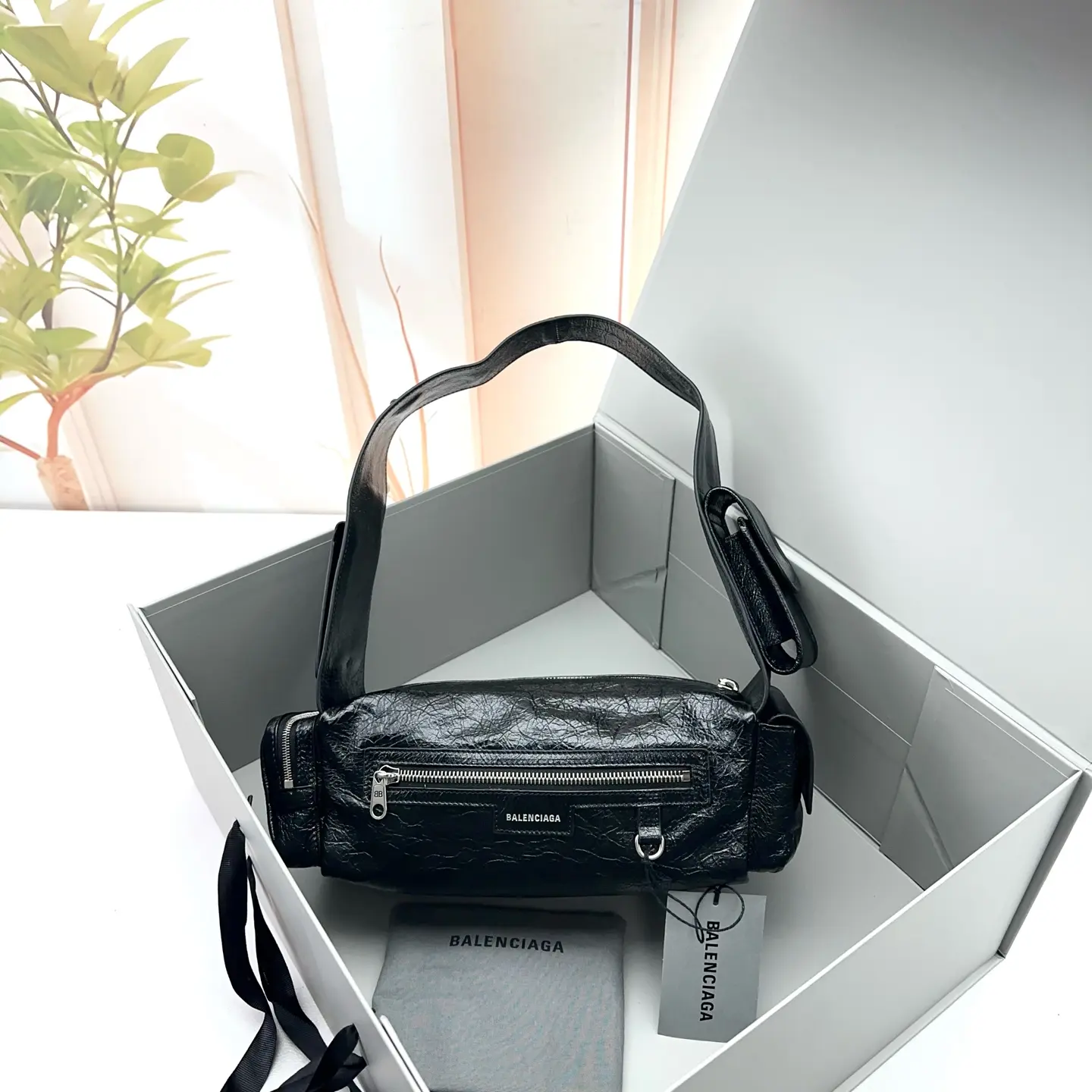Pre-owned Balenciaga Distressed Leather Shoulder Bag 0806 raye 21410005