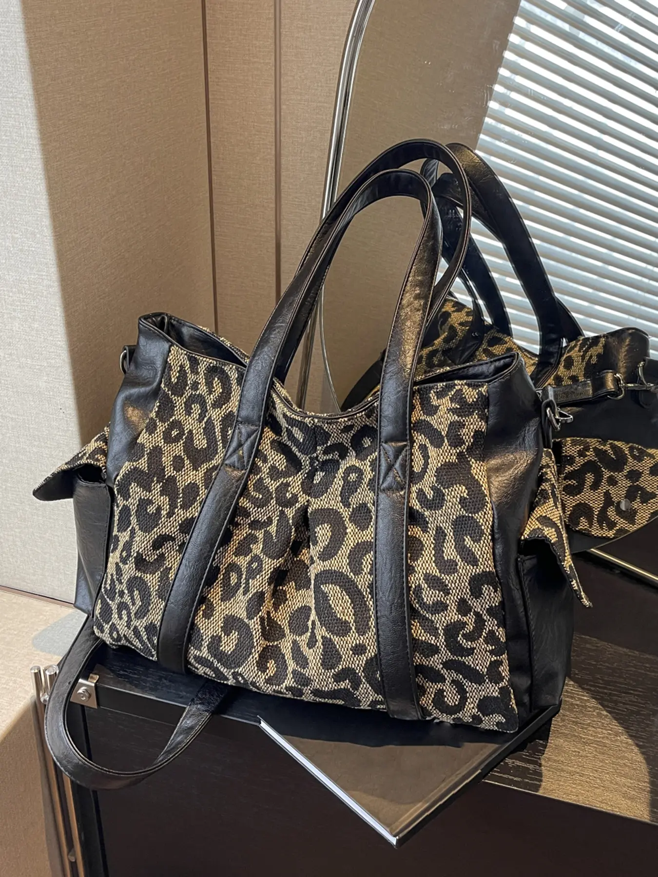 Retro and trendy leopard print shoulder tote bag, Fashionable patterned bag, personalized women's handbag commuter bag, casual and versatile shoulder crossbody bag, suitable for commuting, daily matching and other scenarios