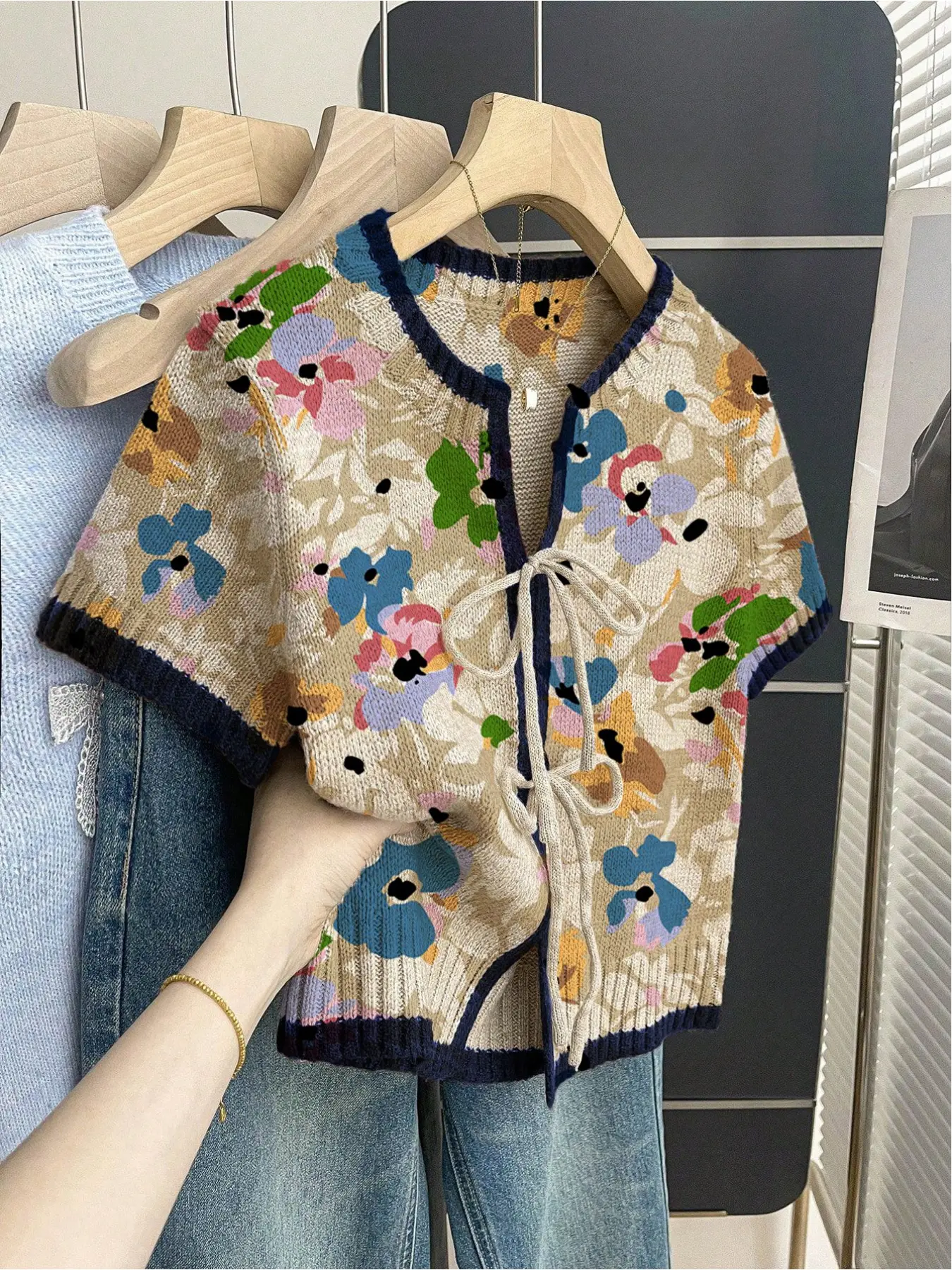 Bohemian casual loose crew neck short-sleeve knit top with colorful floral print, front tie design, contrast piping, khaki, Lady. Women's spring and summer knit top Womenswear