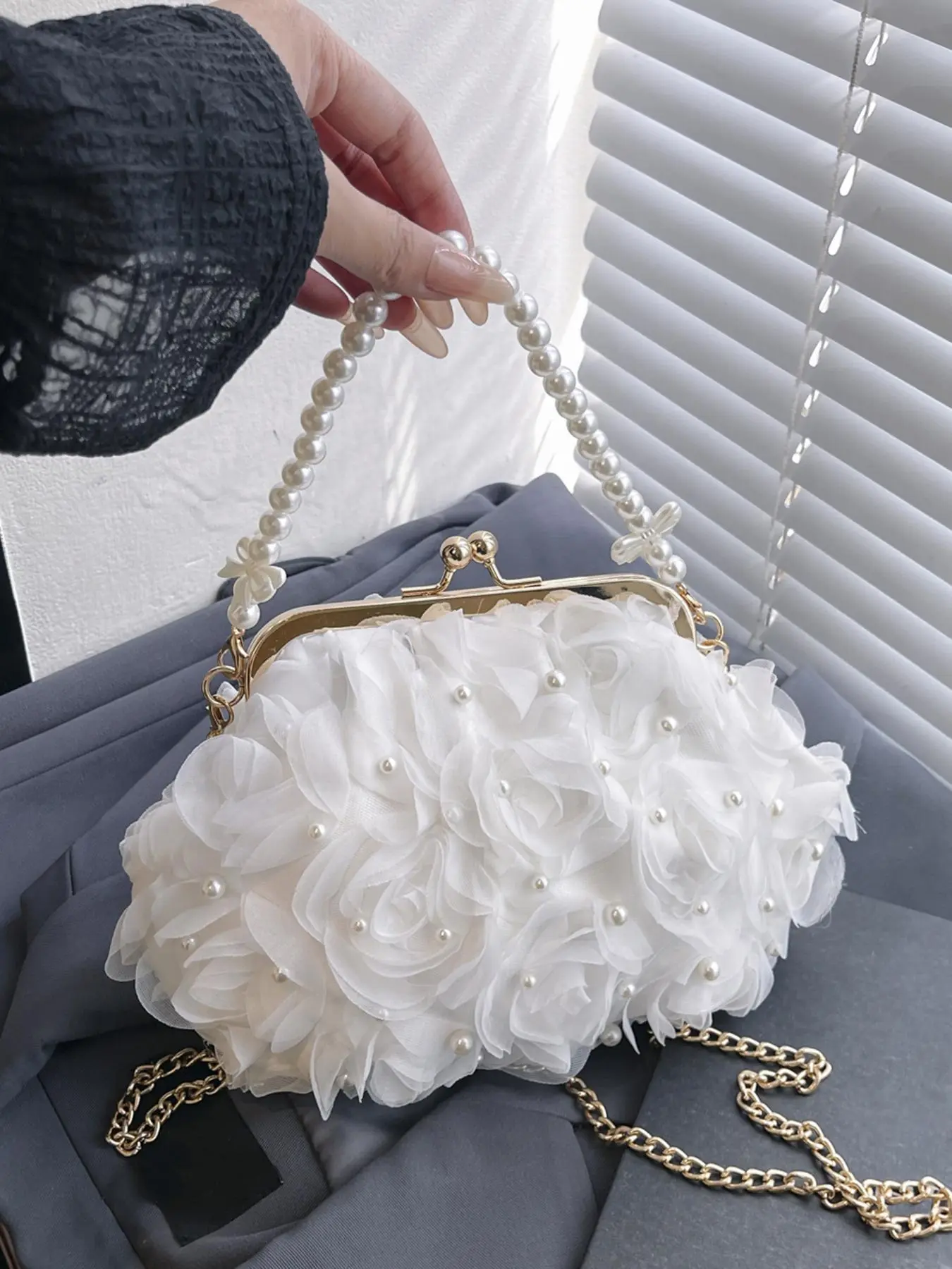 Valentine's Day gift, retro pearl chain bag, Floral embossed handbag, Crossbody shoulder bags, decorated with rose shaped patterns, can accommodate lipstick, cards, suitable for dates, parties, Crossbody Chain Bag