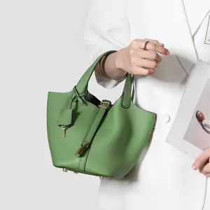 Handbag with small bag lock clasp design – exquisite, high-quality, multifunctional design suitable for daily use and timeless. An ideal choice for both work and leisure activities, making it an ideal gift for Mother’s Day, for family and friends.