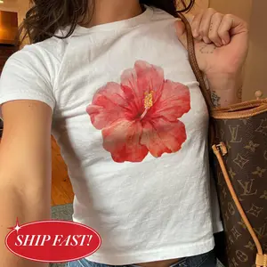 Hibiscus Y2k Style Baby Tee 2000s Y2k Floral Crop Top Tropical Aesthetic Shirt Summer Flower Baby Tee Cute Retro Island Vibes Graphic Tee