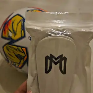 MediCaptain MiniGuards - Mini Shin Gaurds/Pads for HIGH LEVEL PLAYERS - MEN, WOMEN, TEENS - Tiny Shin Guards Optimized for Speed and Lightweight Feel