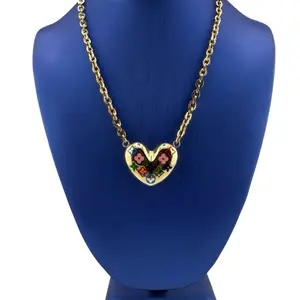 Collar de Oro Verdwith Dije de Corazón Esmaltado - Estilo Color Pop de Lujo Gold Necklace with Multicolor Enamel Heart Pendant