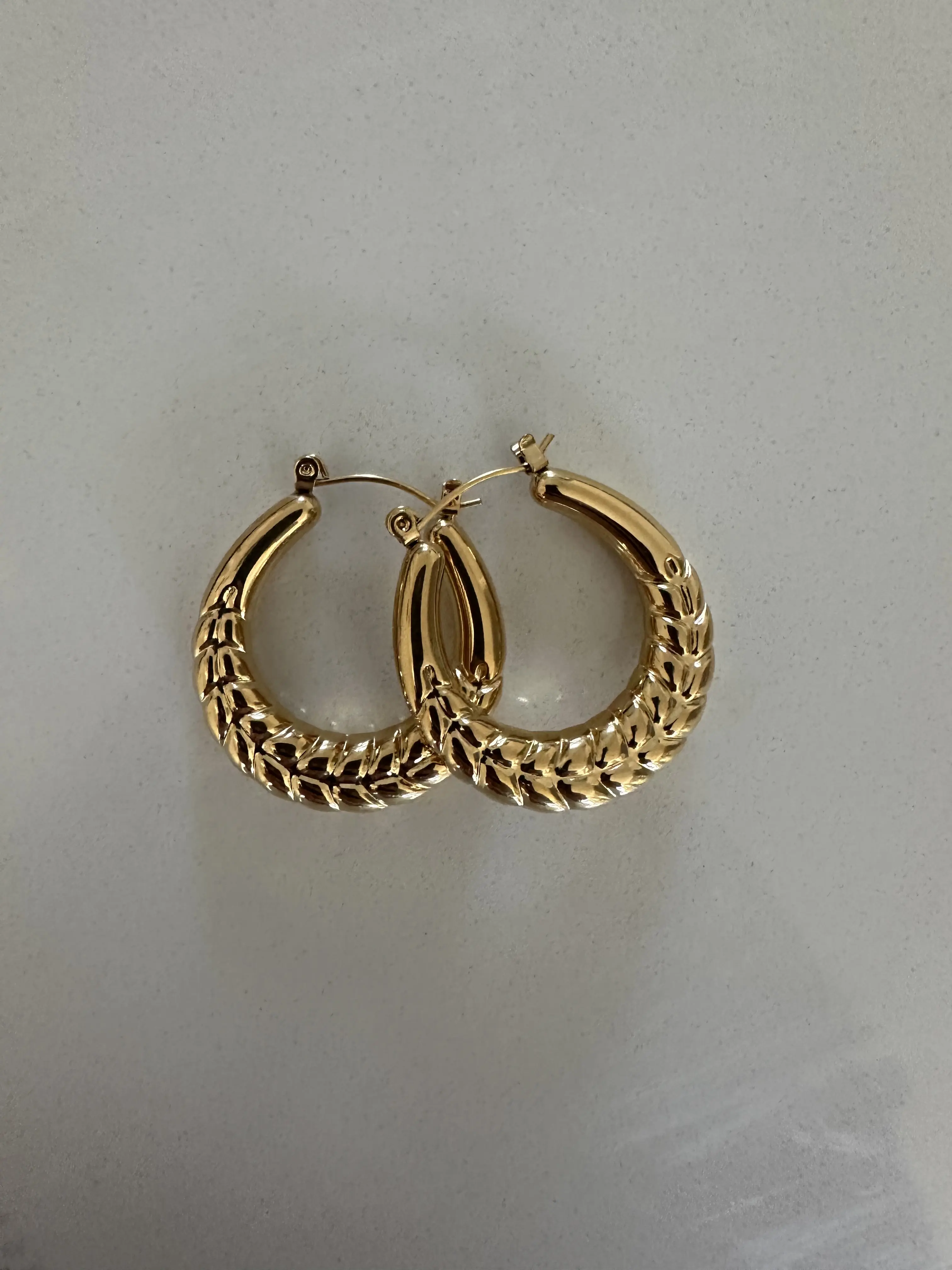 90s Hoop Earrings - Classic Design with Round Shape and Lightweight Material