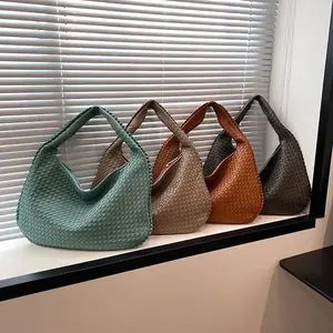 Vedazzling Woven Desire Handbag_Clutch