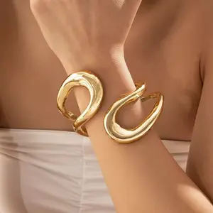 Sculptural Cuff Bracelet – Double Loop, Open Design & High-End Polish – Effortlessly Chic for Work, Dates & Stacking!