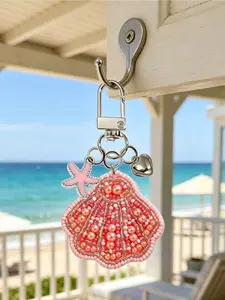 Bohemian pink ocean keychain decorated with starfish and shells. Lightweight bag and car key charm for daily use, travel and school. Ideal gift for ladies on birthdays, Valentine's Day and Mother's Day.
