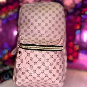 Pink Cross Body Bag with Geometric Pattern and Zipper Closure for Everyday Use
