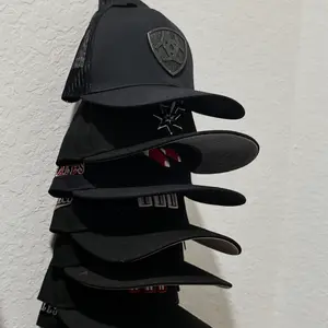 Wall-mounted multi-level hat storage rack  2 sets  Can hold up to 16 hats. Hanging storage rack suitable for closet doors and wall decorations. Black Organiser