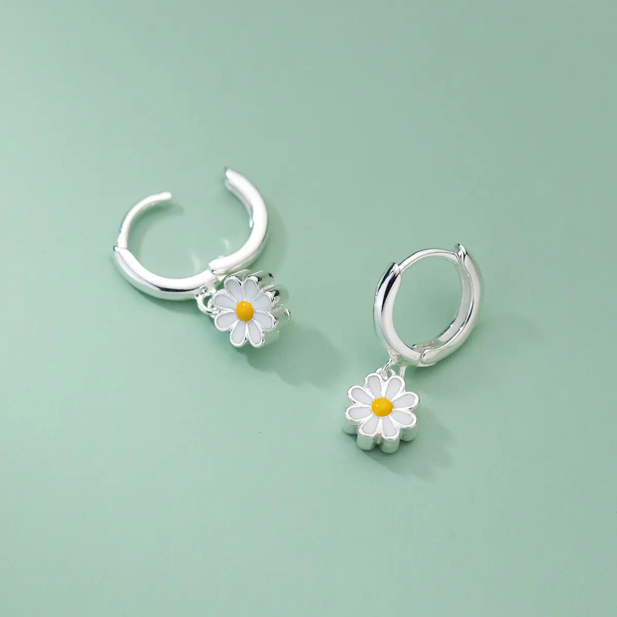 Minimalist Daisy Earrings for Female, Fashionable Jewelry with a Secure Post-Back, Ideal for an Anniversary Gift, Jewelry Accessories, Elegant, Flowers, Women's Fashion, Birthday, Stud Earrings, Lightweight, Alloy, Secure Back, Casual, Daily