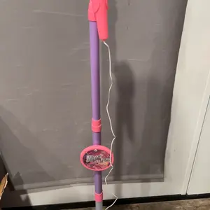 Unleash your child's inner pop star! Featuring dazzling, colorful LED lights and built-in music functions to spark an interest in singing, this karaoke microphone makes a fantastic birthday gift for children aged 3 to 8. It is both fun and educational.