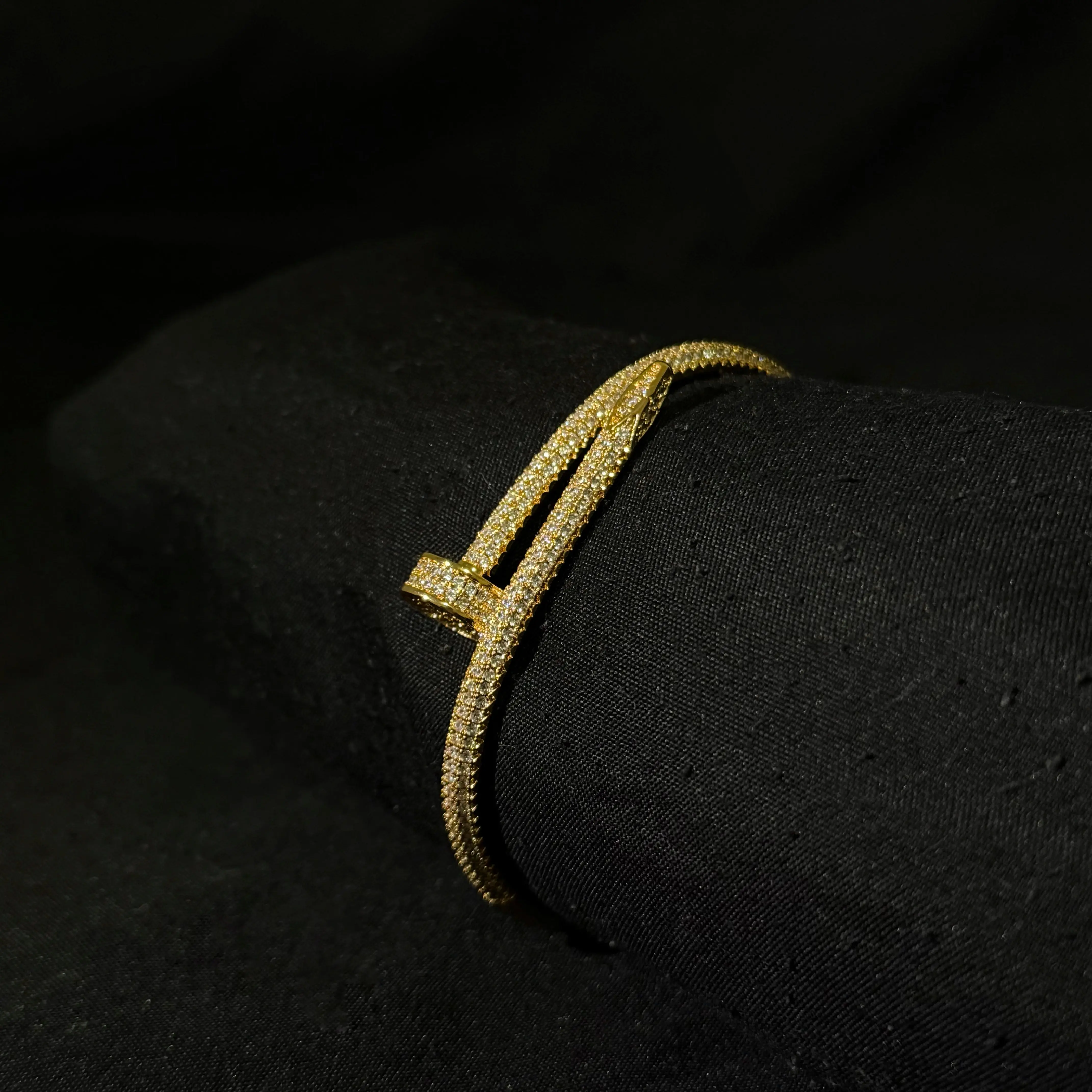 BRAZALETE DE CLAVO