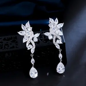 Women’s Ear Clip – Eye-Catching Round Cubic Zirconia Leaf & Water Drop Design， Suitable for Weddings， Parties， Banquets， Birthdays, no piercing required