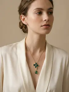 A light luxury style emerald four leaf clover pull-out necklace, with a gold pendant and water droplet pendant, exquisite and dynamic, suitable for various scenarios such as daily commuting, dating, and light business.