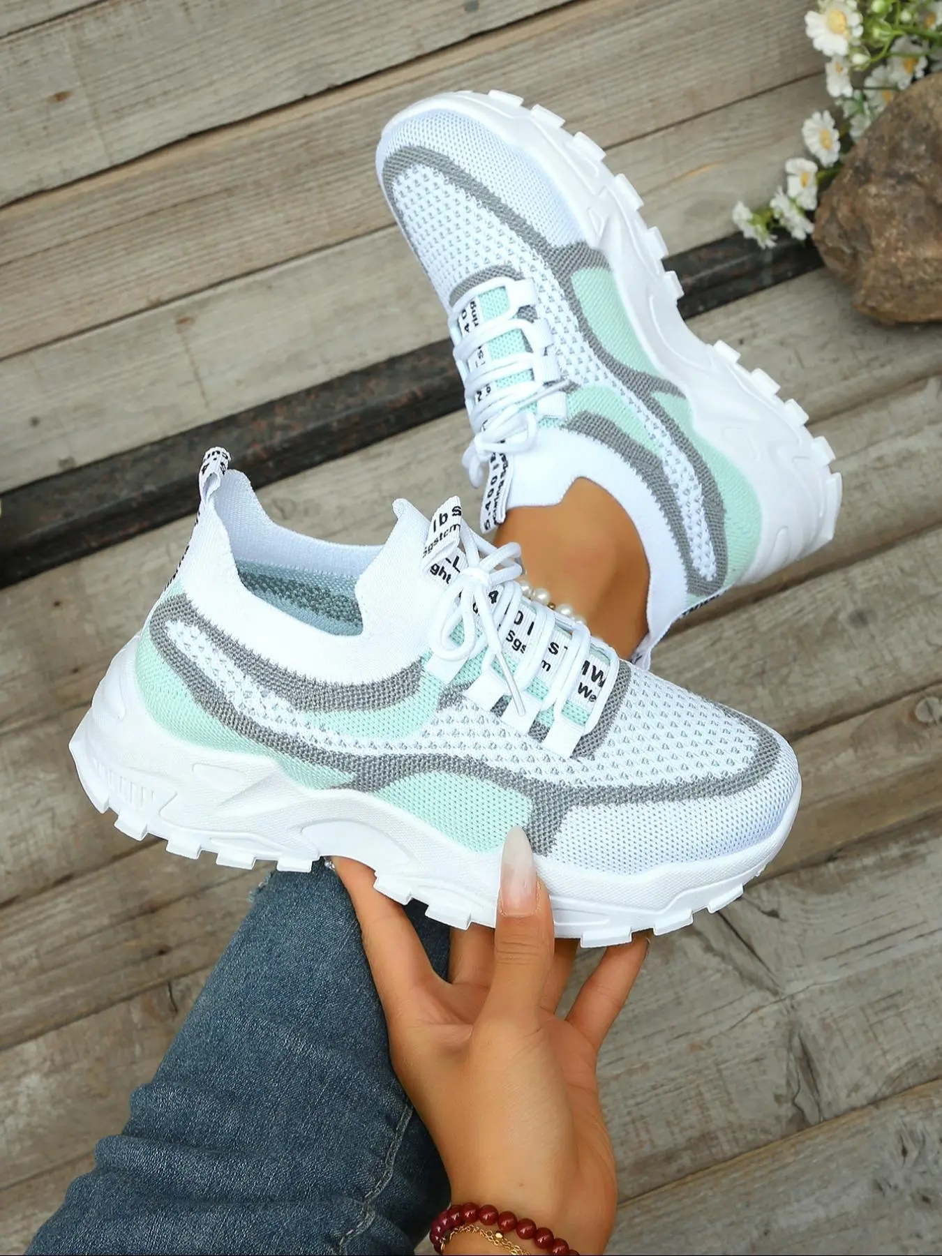 Women's breathable lace-up sneakers, Lightweight casual sneakers, Casual athletic sneaker, all-day comfortable shoes, breathable design suitable for active lifestyles, suitable for daily leisure and commuting