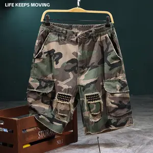 Men’s camouflage print cargo shorts with patch pockets and a drawstring waist; street-style loose straight-leg design suitable for outdoor wear—summer men’s bottoms.