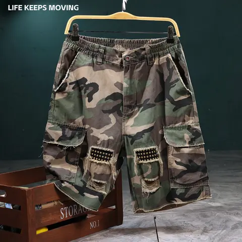 Men’s camouflage print cargo shorts with patch pockets and a drawstring waist; street-style loose straight-leg design suitable for outdoor wear—summer men’s bottoms.