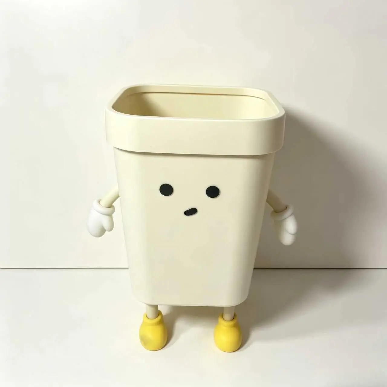 Cute cartoon character open-top trash bin with removable lid; available in 7L and 12L sizes; equipped with movable foot design; cute decorative trash bin set suitable for bedrooms, kitchens, apartments, and home organization.