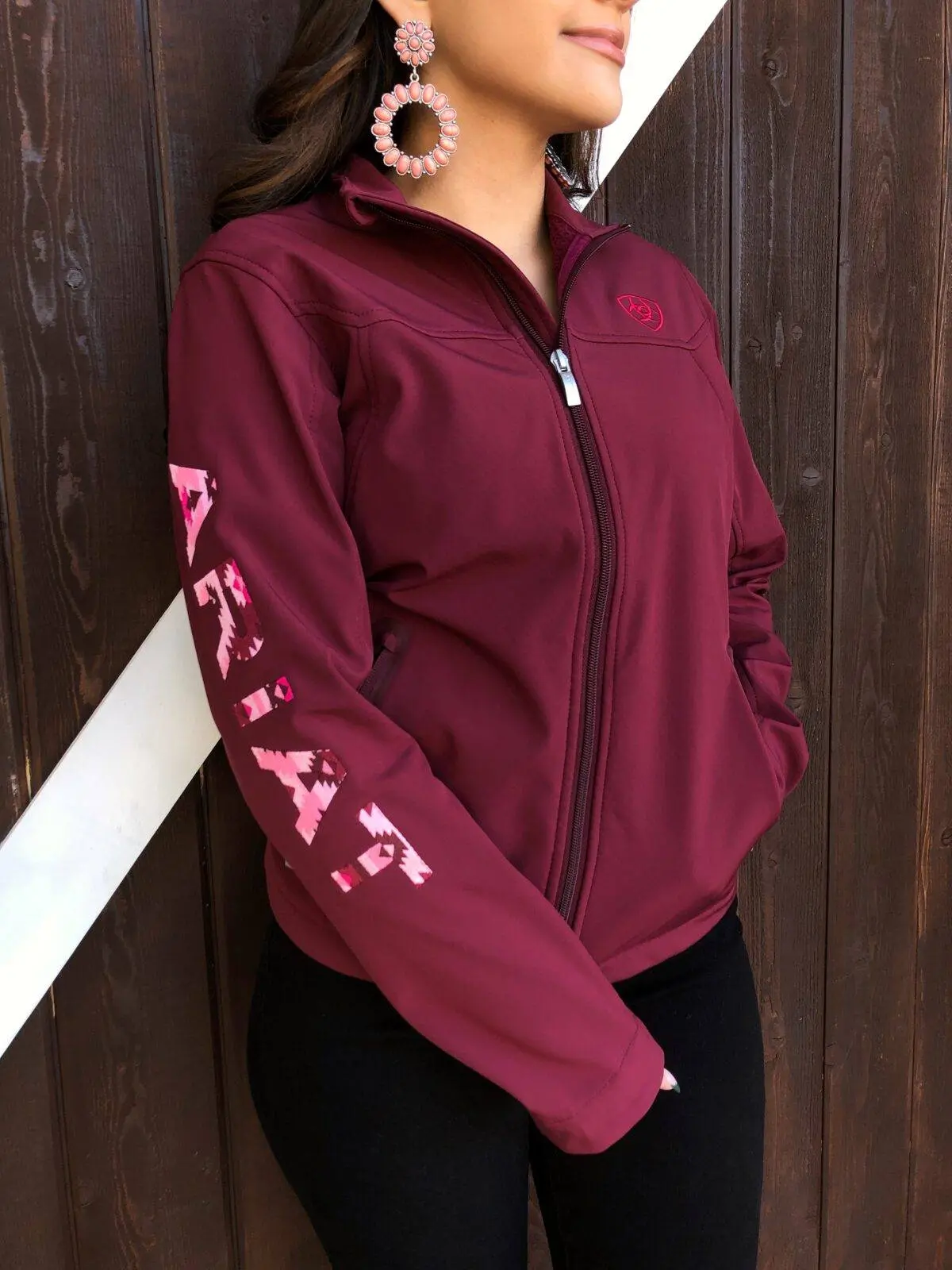 ARIAT – Women’s New Team Softshell Jacket ( ZINFANDEL/CARMEN GEO ) ARIAT – Women’s New Team Softshell Jacket ( ZINFANDEL/CARMEN GEO )