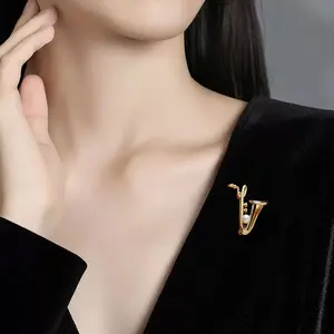 4 Piece Saxophone Brooch Set, High-End Luxury Small Batch Suit Pins, Versatile Anti-Slip Collar Accessories, Pearl Embellished Jacket Lapel Pin, Drop Set Pins