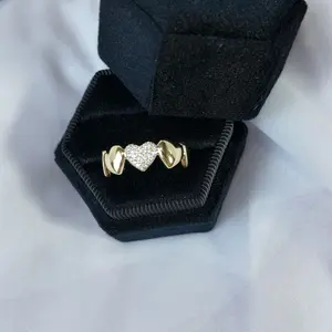 Hermoso anillo lleno de corazones, oro laminado 14k