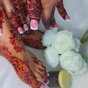 Natural Henna Paste for Vibrant Designs and Long-Lasting Patterns