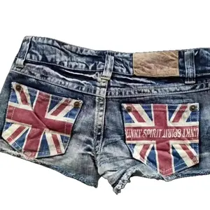 Women fashion - These form-fitting, low-waist denim shorts feature a color combination inspired by European and American street style