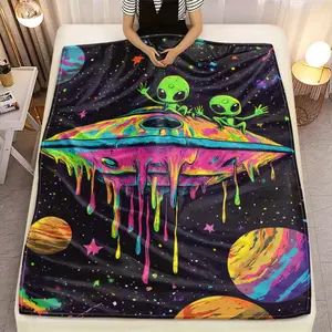 [Perfect Gift for Sci-Fi Fans] 1pc  80s Neon Alien UFO Blanket - Soft Flannel Bedspread/Throw with Green Aliens & Flying Saucers, Lightweight All-Season Couch Cover for Home, Travel, Camping - Vibrant Dripping UFO Print  Contemporary Style for Sofa, Bed,