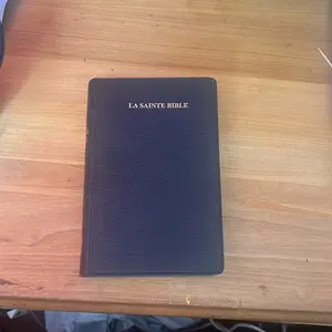 French Edition Bible - La Sainte Bible, Black Cover, Compact Size, Ideal for Reading and Study