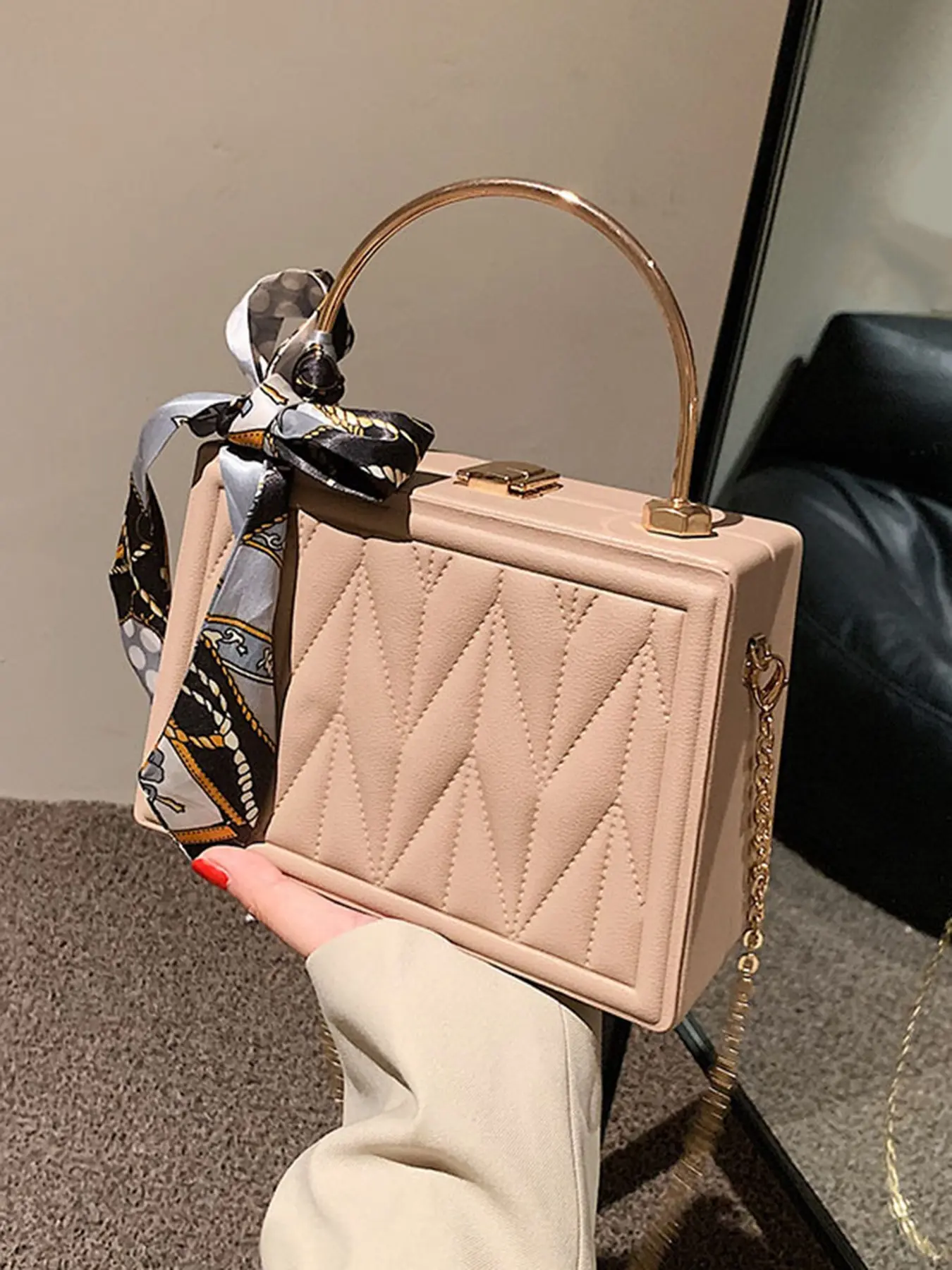 Niche design fashionable simple  elegant versatile One-shoulder handbag, light   luxurious metal texture, chain crossbody bag, personality casual and versatile for daily commuting, shopping and dating, etc., Elegant Embossed Bag
