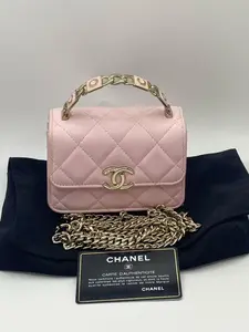 Pre-owned CHANEL Mini Bag – 22S Pink Enamel Handle Stylish and Versatile Design Series 32, with Black Card, Detachable Shoulder Strap Condition: Normal Signs of Use.