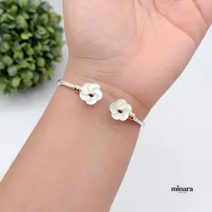 MINARA 950 Silver - Brazalete Flor En Nacar Tallada y Oro Laminado 18k - Bracelet with a carved mother-of-pearl flower and an 18-karat gold plate.