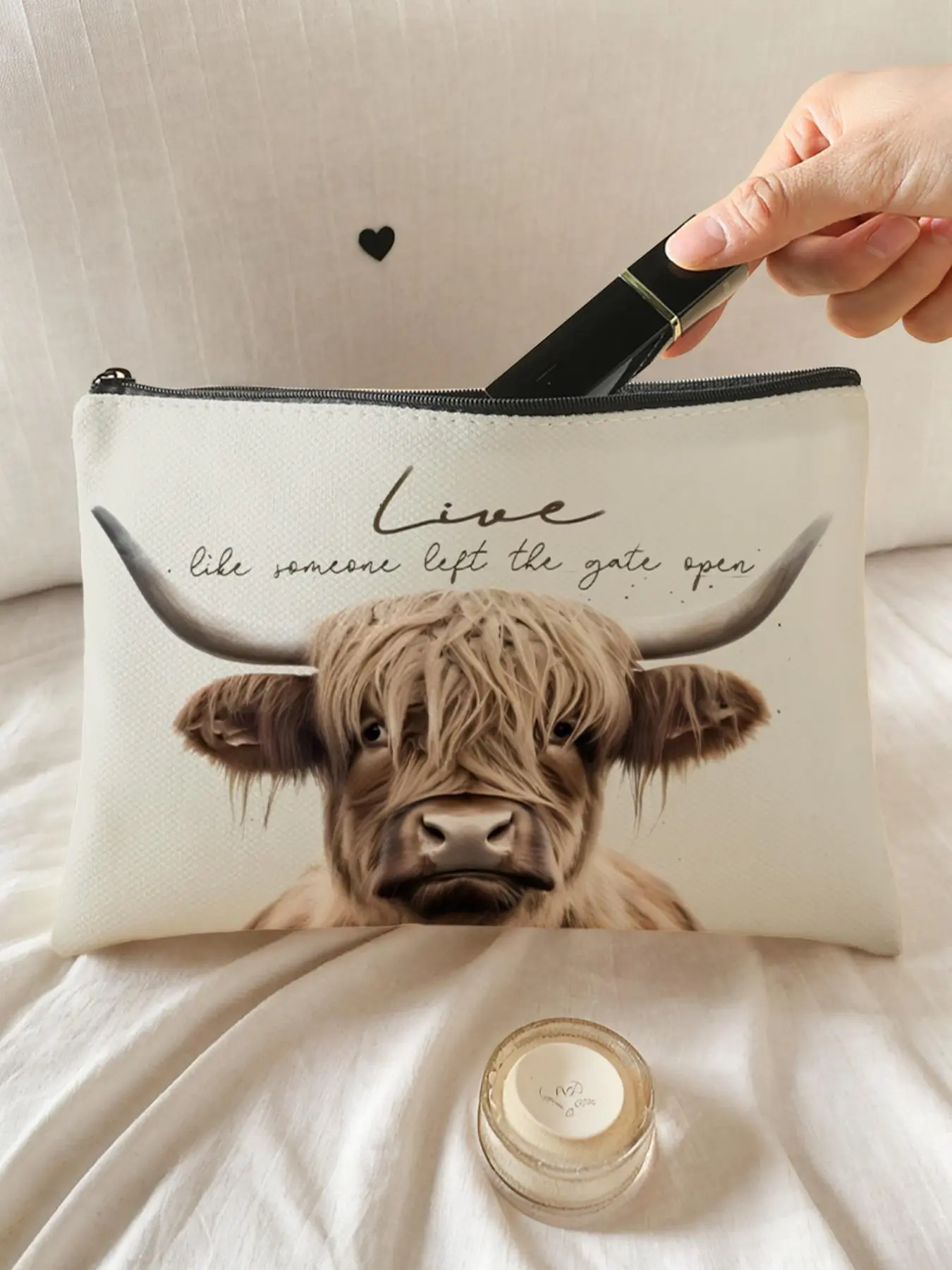Highland Cow Print Cosmetic Bag for Western Travel, Handheld Cosmetic Pouch, Cosmetics Bag, Travel Beauty Bag, Cosmetic Travel Bags, Cowgirl Makeup Bag for School and Holiday Essentials, Stylish and Functional Toiletry Organizer