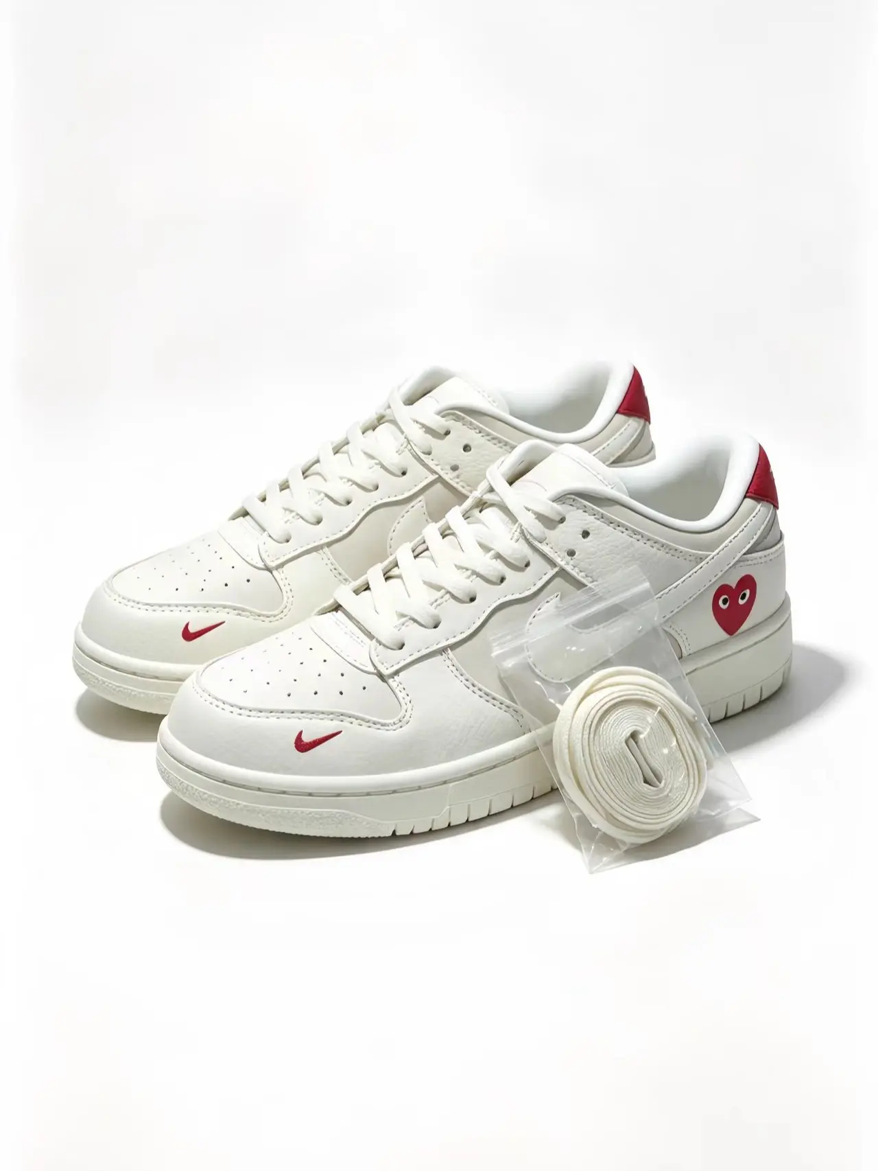 These cream low-top sneakers decorated with red heart embroidery deliver sweet minimalist style and all-day comfort for daily outfits and casual dating plans.