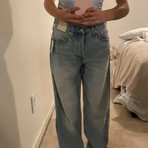 Universal Thread Women's Mid-Rise 90's Baggy Denim Jeans - Cotton