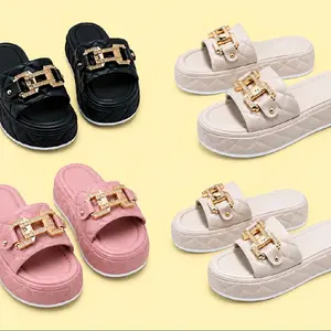 Sandalias de mujer con diseno elegante y decoracion en color dorado