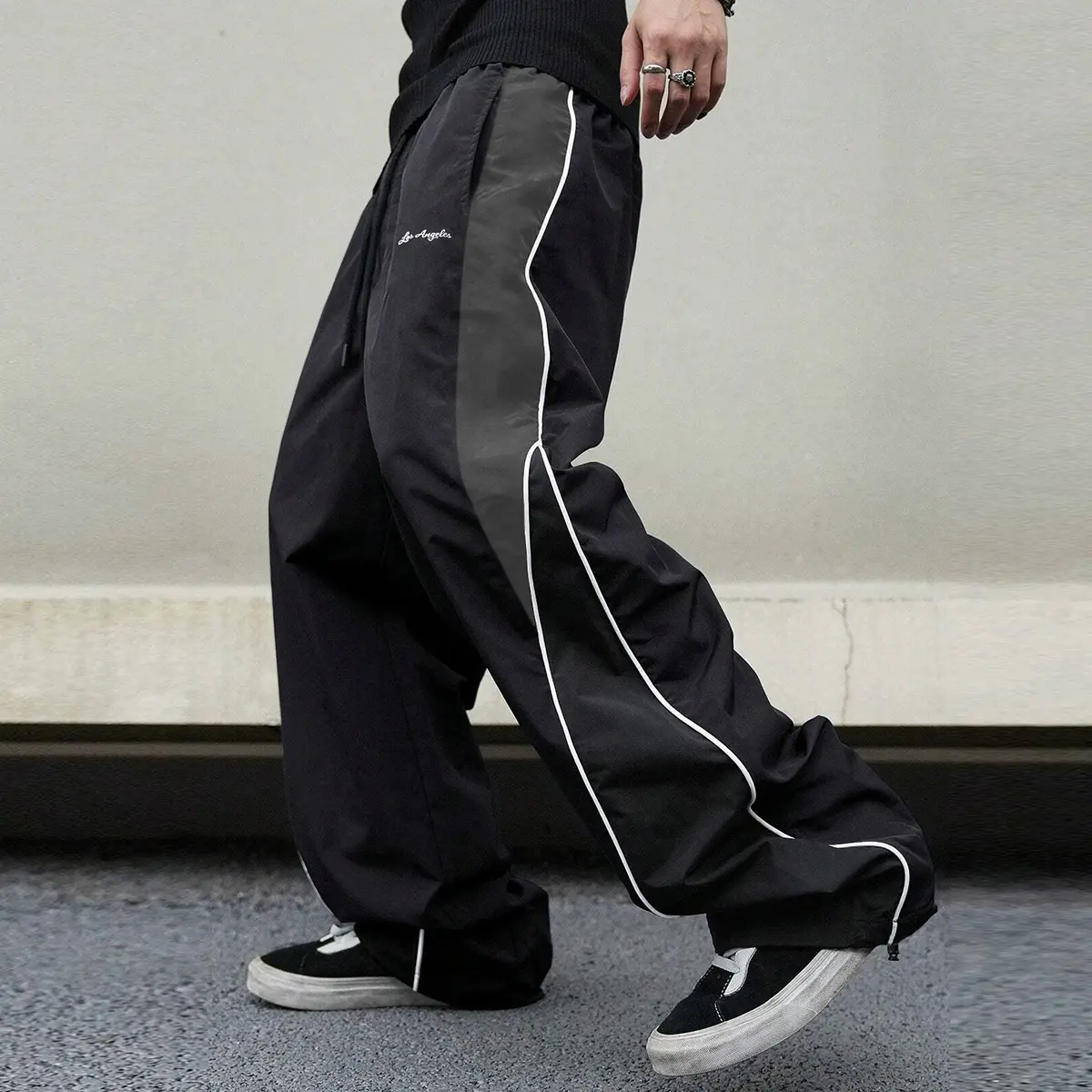Men’s casual loose wide-leg pants; men’s loose hip-hop straight wide-leg pants; multi-pocket design; available in multiple colors; couple outdoor street-style pants; suitable for all seasons; machine washable.